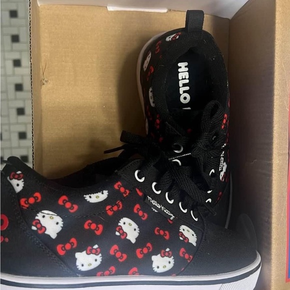 Girls Heelys Hello Kitty size 3 - Picture 1 of 3